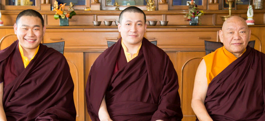 XVII Karmapa Thaje Dordże razem z IV Dziamgonem Kongtrulem oraz Beru Khjentse Rinpocze