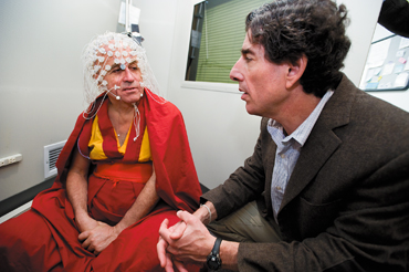 Matthieu Ricard z profesorem Richardem Davidsonem, dyrektorem Waisman Lab for Brain Imaging and Behavior, tuż przed rozpoczęciem testów EEG