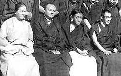Najznamienitsi lamowie tybetanskich szkol na uchodzstwie. Od lewej siedza kolejno: Duddziom Rinpocze (ningma), XVI Karmapa (kagju), Siakja Trizin (siakja), XIV Dalaj Lama (gelug)
